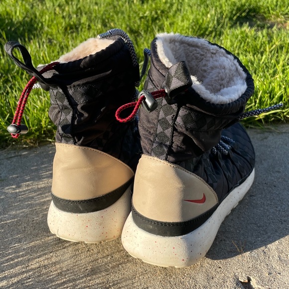 Nike Roshe Run High Sneaker Boot - Picture 3 of 5